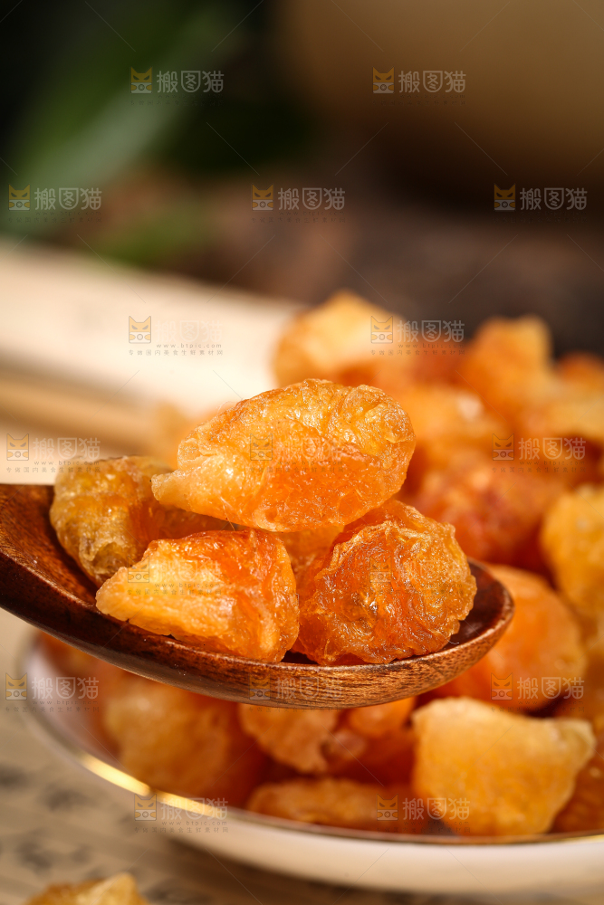 勺子里放着桂圆干