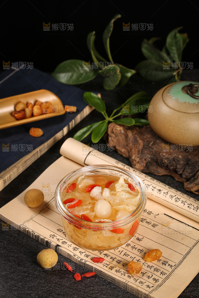 碗里装着桂圆银耳羹