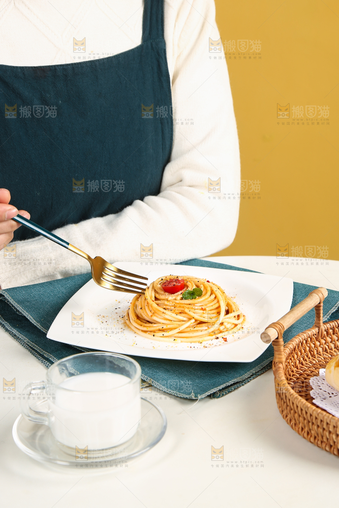 盘子里装着意大利面