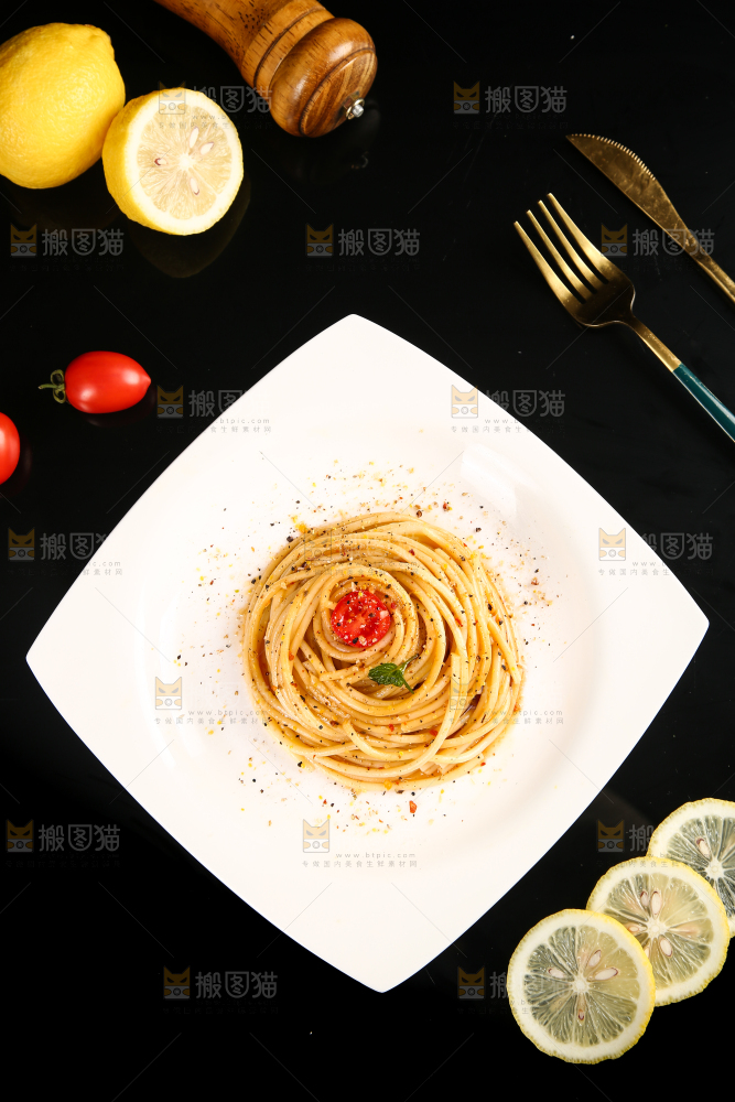 黑底上放着一盘黑胡椒意面