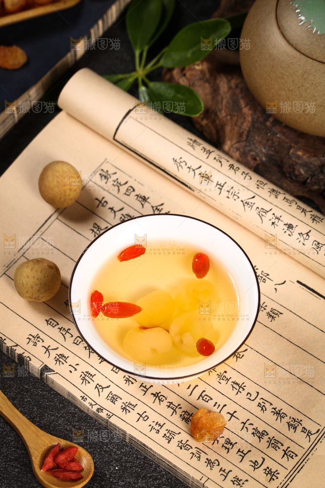 碗里装着桂圆枸杞茶