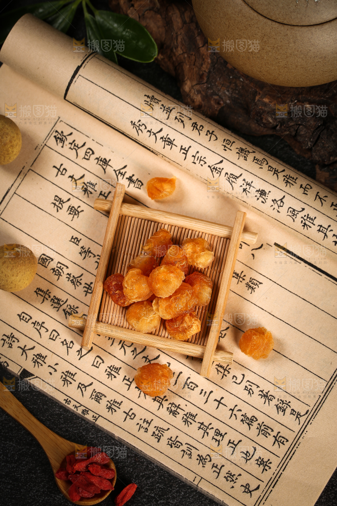 木板上的无核桂圆肉