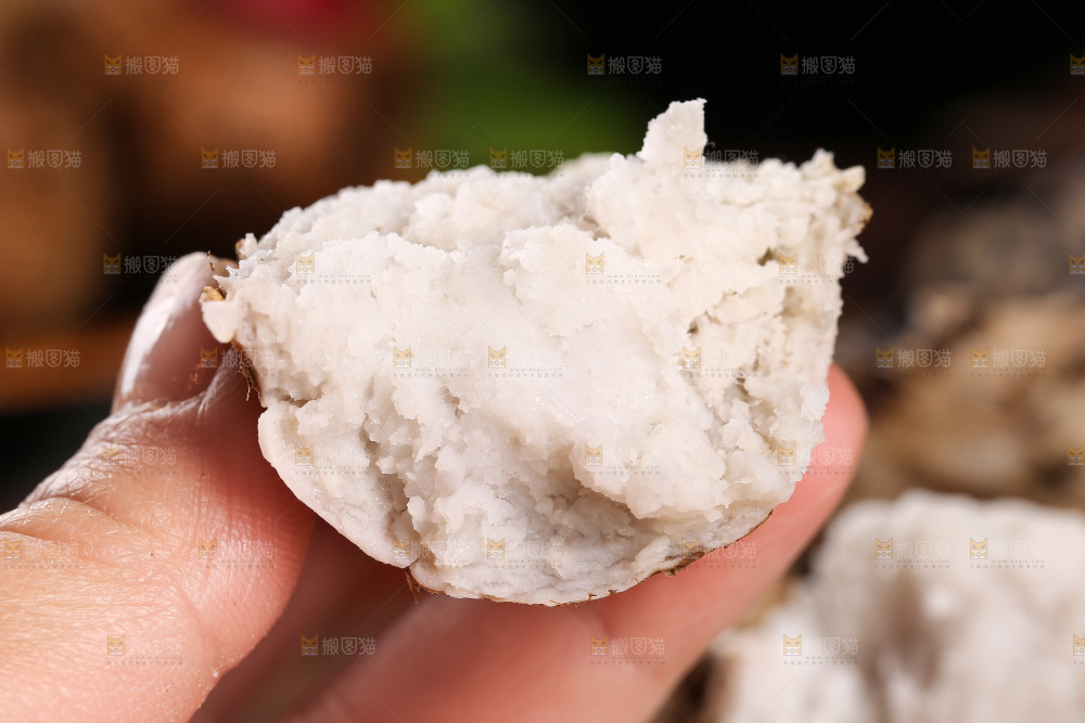 手里拿着蒸熟的红芽芋