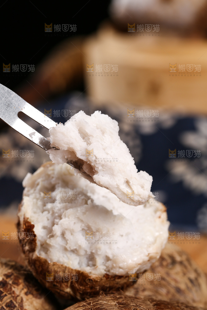 叉子上插着红芽芋果肉