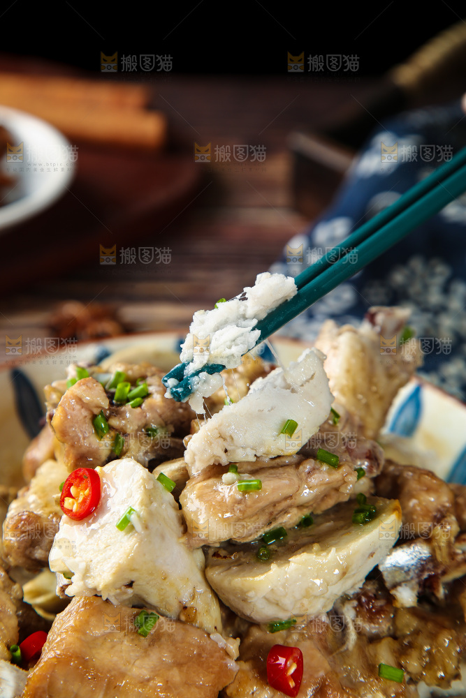 筷子上夹着芋头