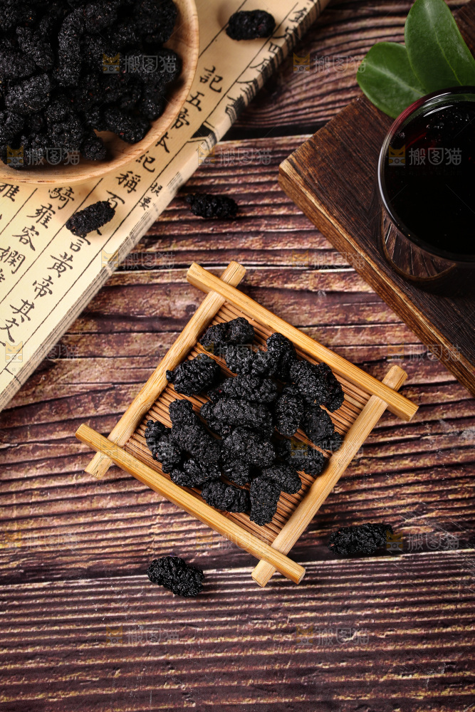 木盘上的黑桑葚干