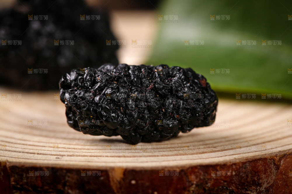 木底上的黑桑葚干
