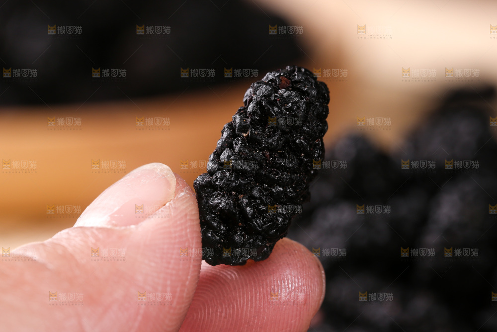 手里拿着桑葚干