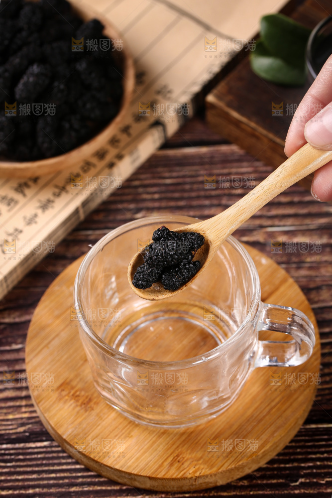 勺子上舀着桑葚干