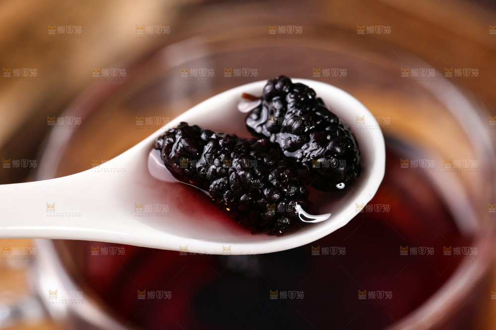 杯子里装着桑葚茶