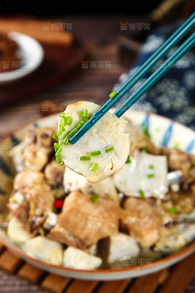 筷子上夹着芋头