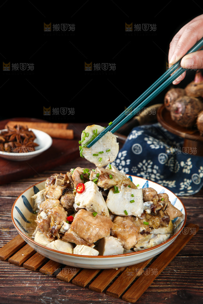 筷子上夹着芋头