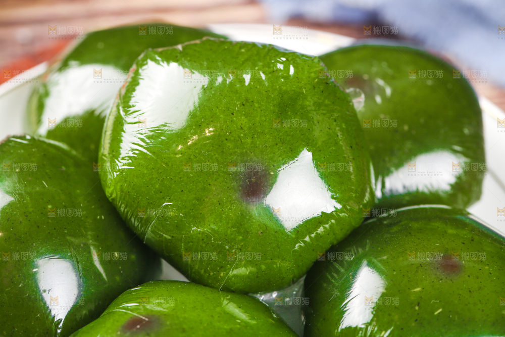 盘子里的豆沙青团