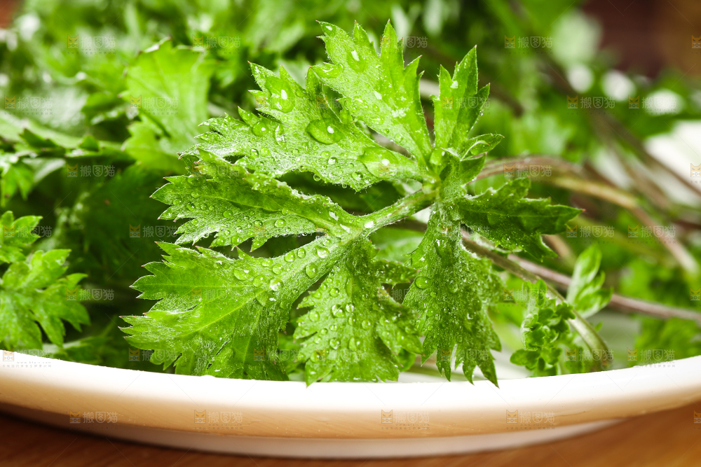 盘子里装着艾草