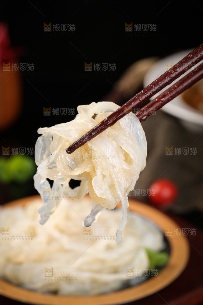 筷子上夹着海蜇皮