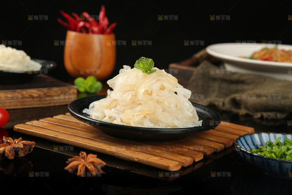 盘子里装着海蜇皮
