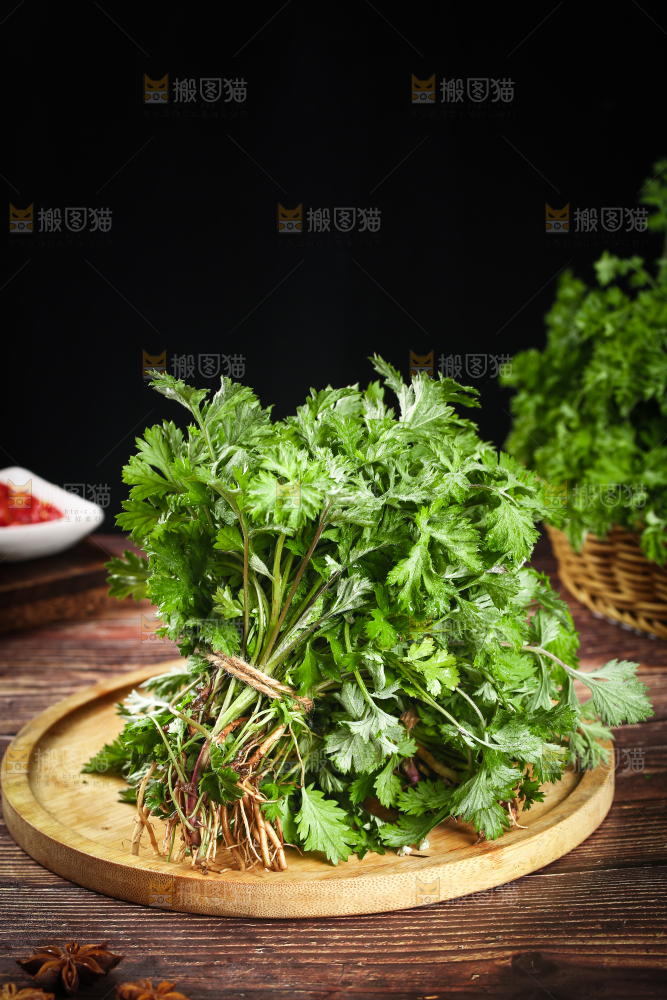 木盘上的艾草叶