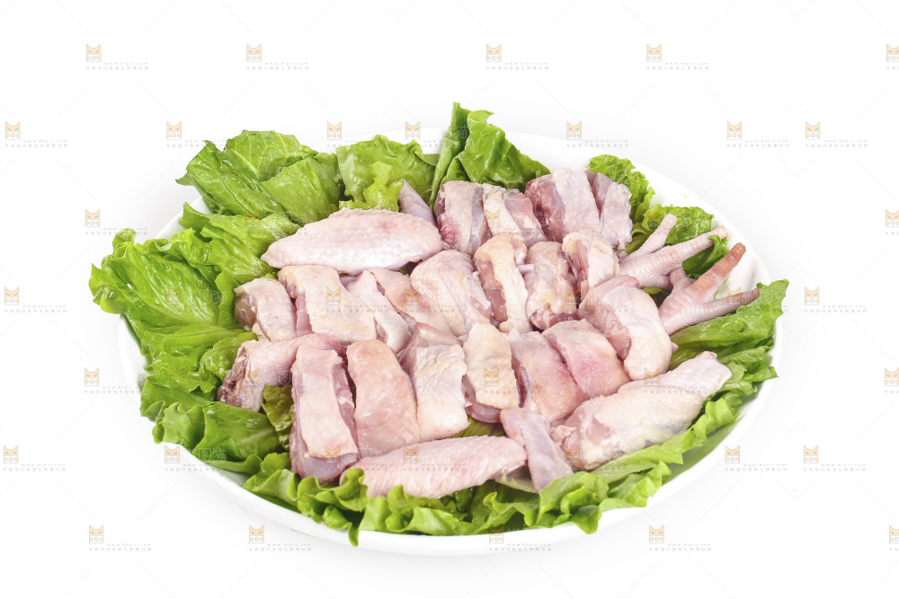 白底上的生鲜鸡肉