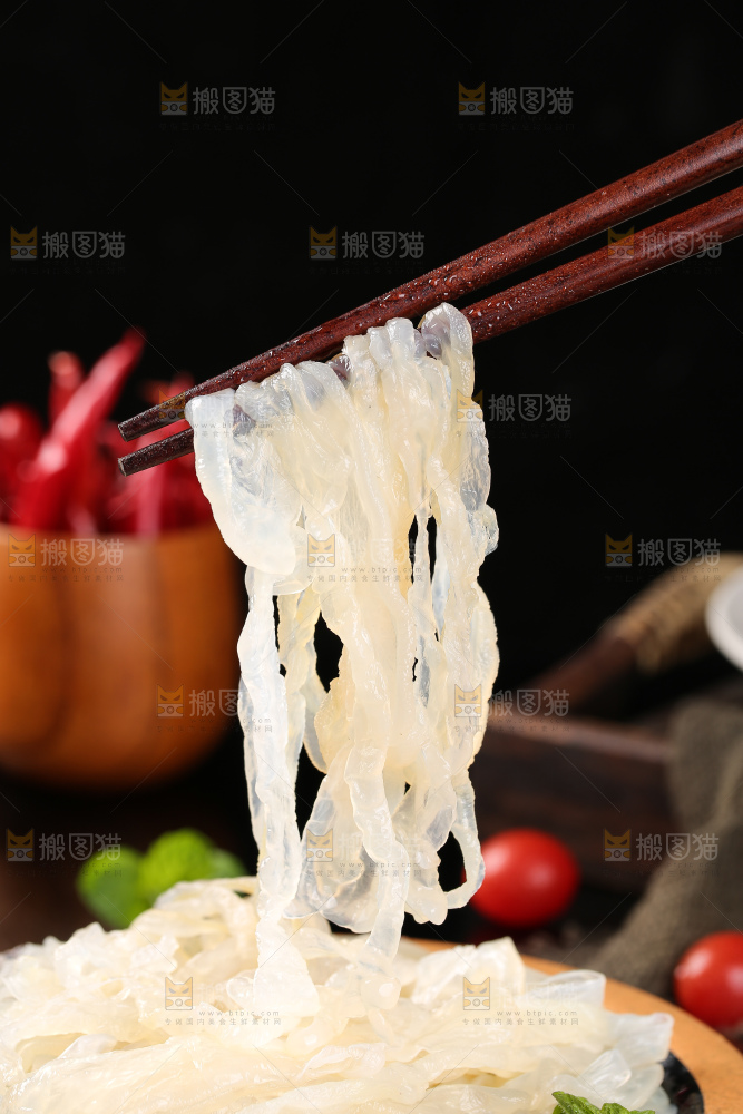 筷子上夹着海蜇皮