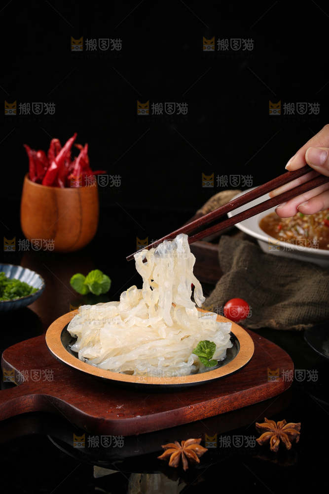 筷子上夹着海蜇皮
