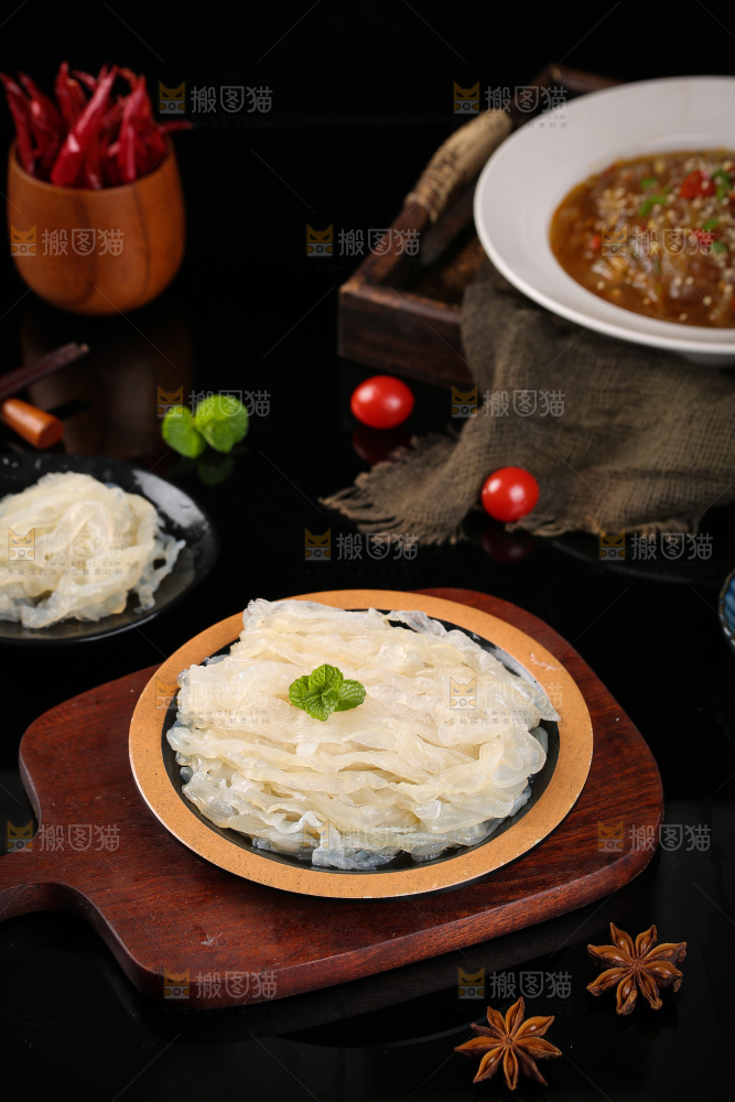 盘子里装着海蜇丝