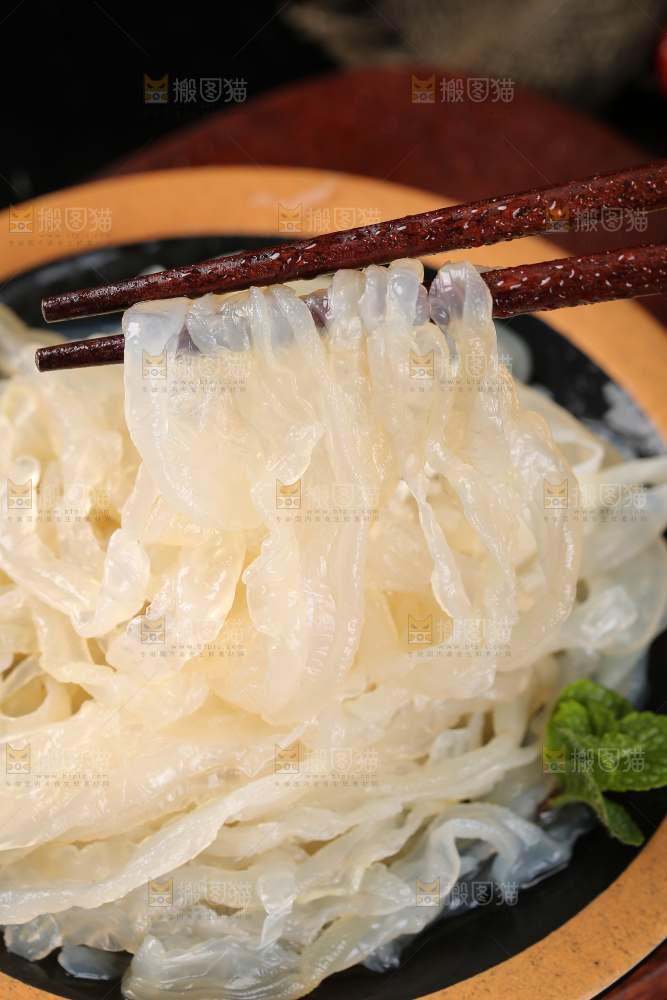 筷子上夹着海蜇皮