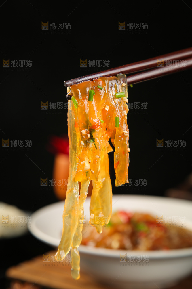 筷子上夹着香辣海蜇丝