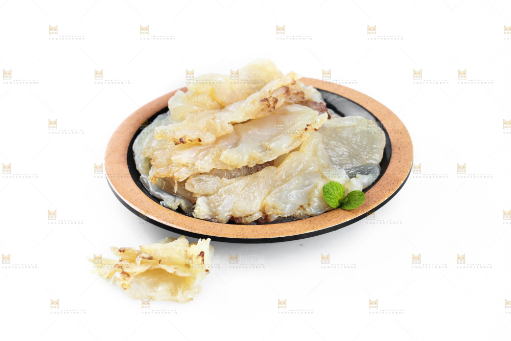 白底上的一盘海蜇皮
