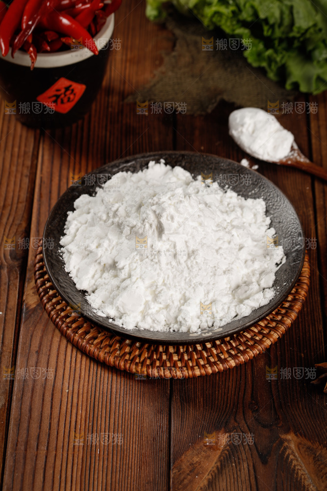 木底上放着一盘豌豆粉