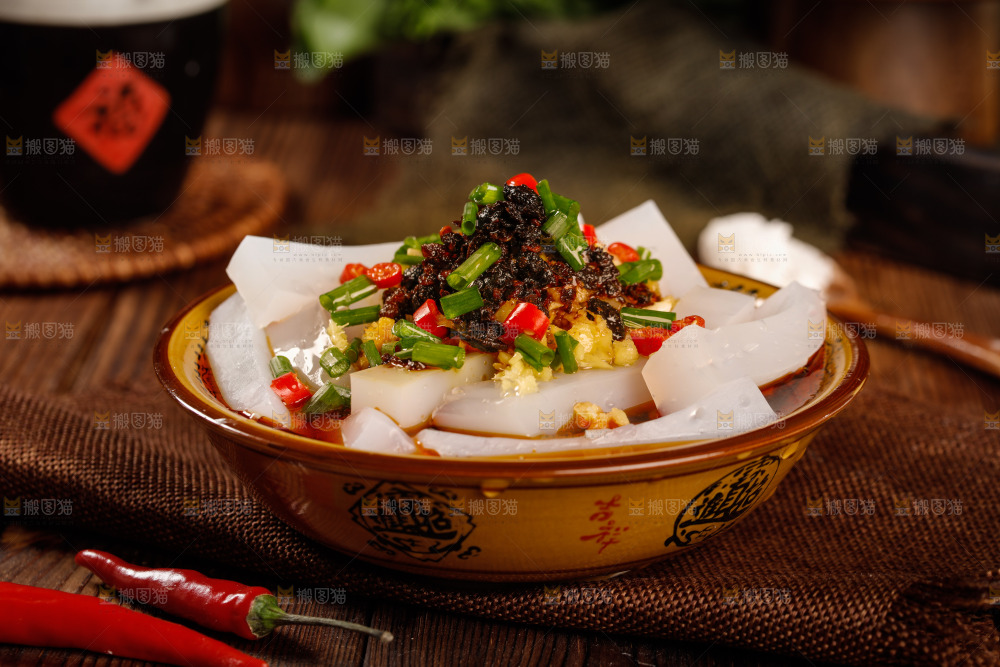 碗里装着香辣凉粉