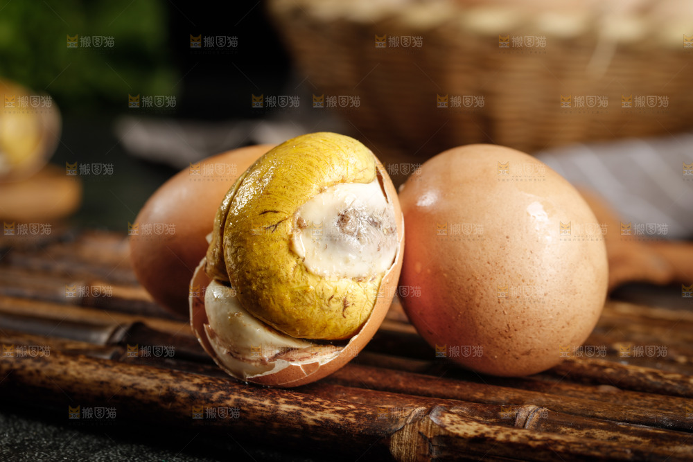 竹底上的新鲜活珠子