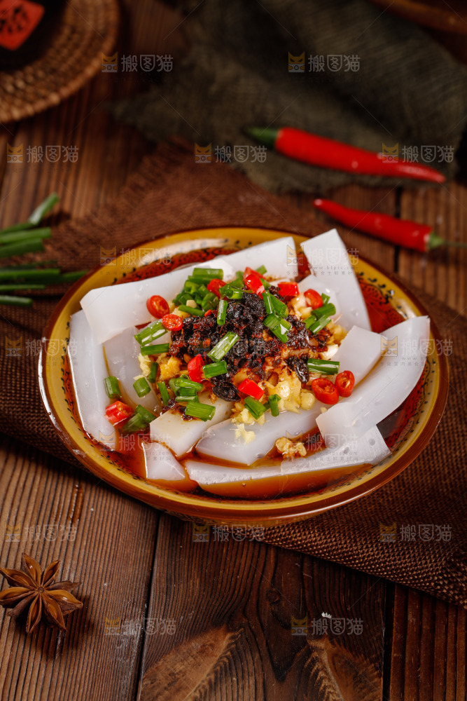 碗里装着香辣凉粉