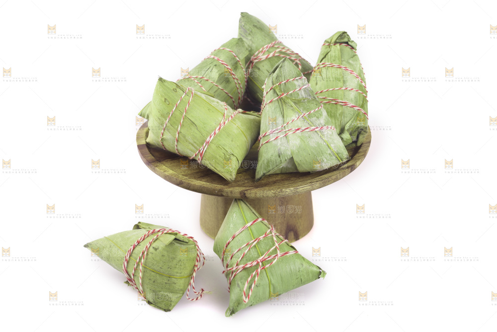 白底上放着一盘粽子
