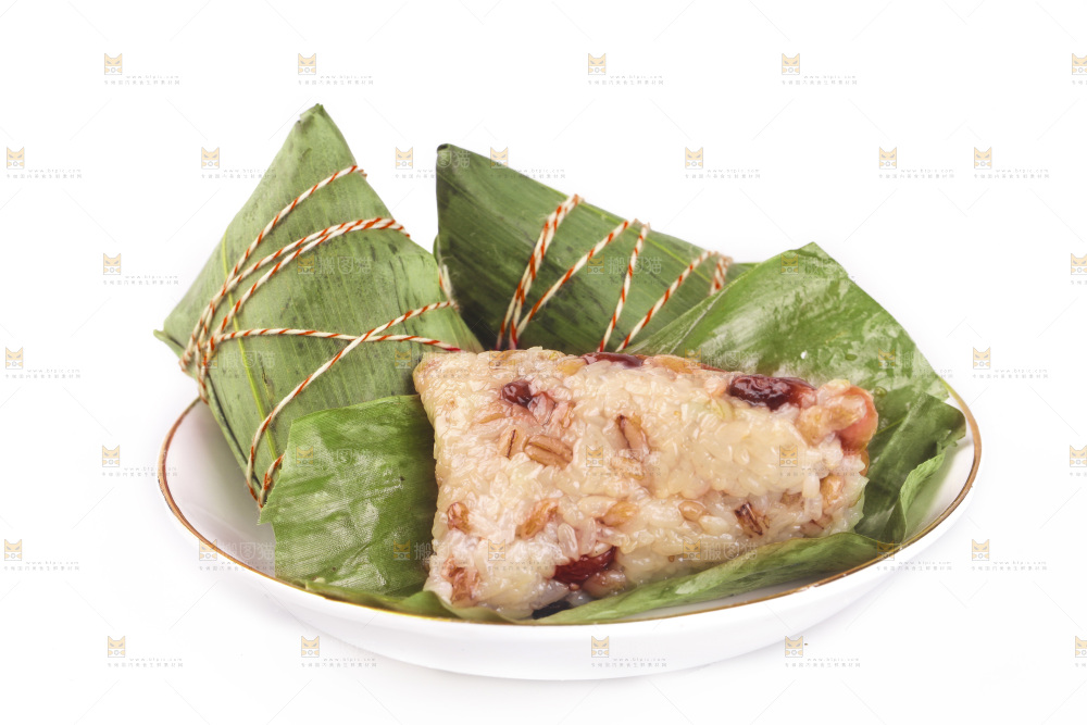 白底上放着一盘红豆粽