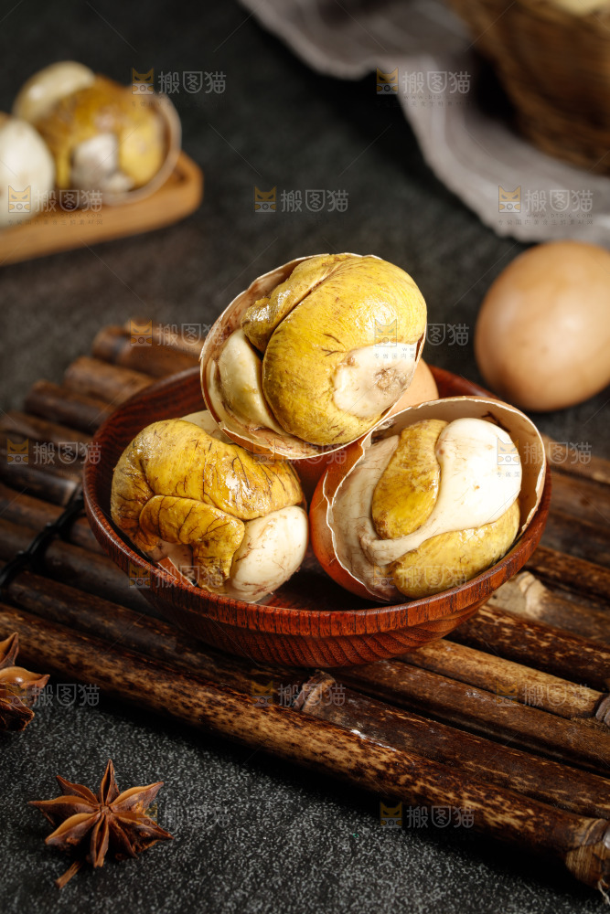 竹底上的一盘新鲜活珠子