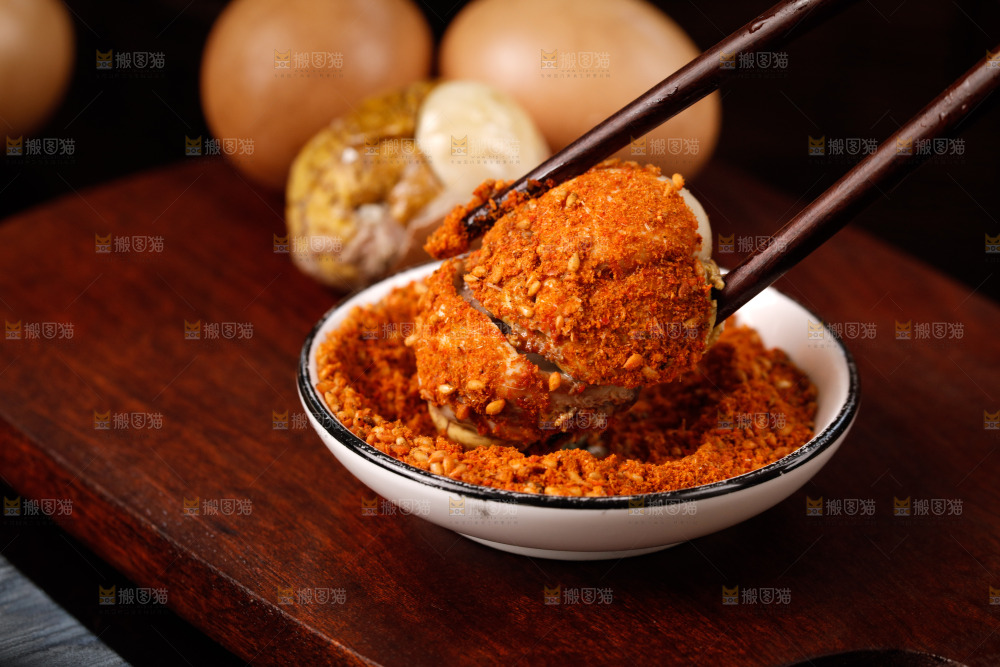 筷子上夹着活珠子蘸辣椒