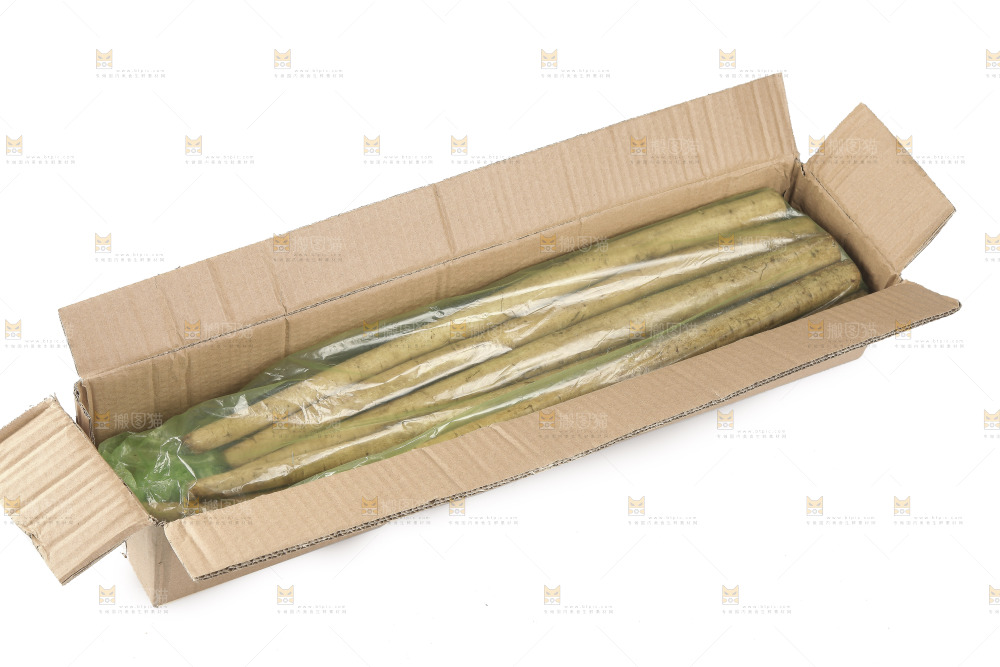 白底上放着一箱新鲜牛蒡根