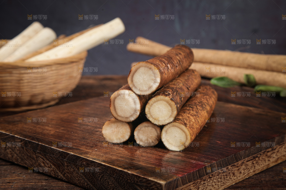 木板上放着新鲜牛蒡根