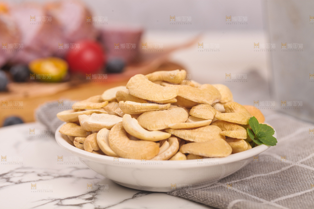 盘子里装着腰果