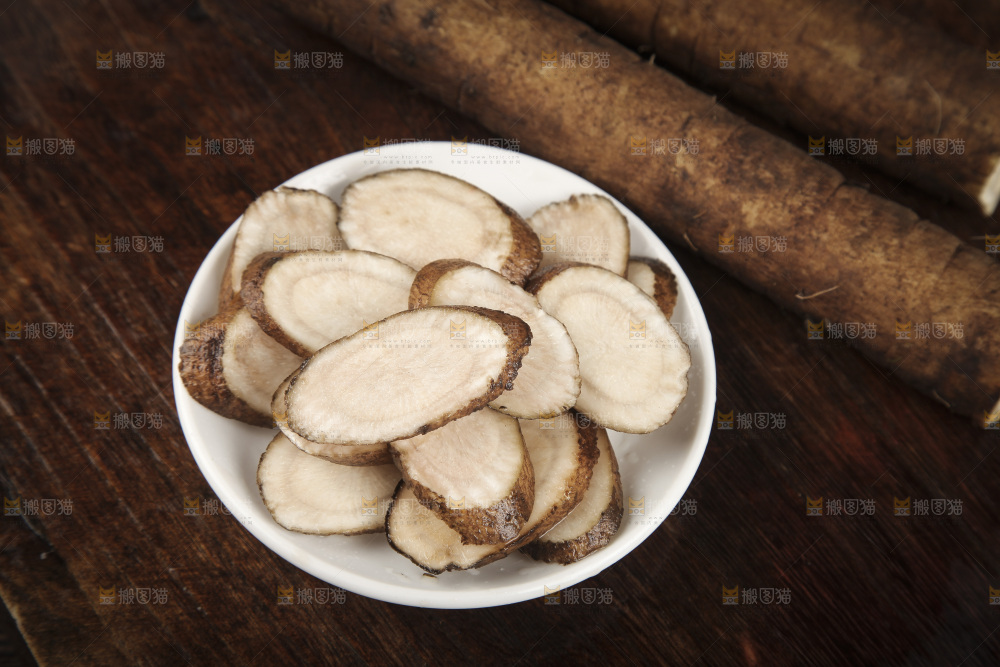 盘子里装着鲜牛蒡