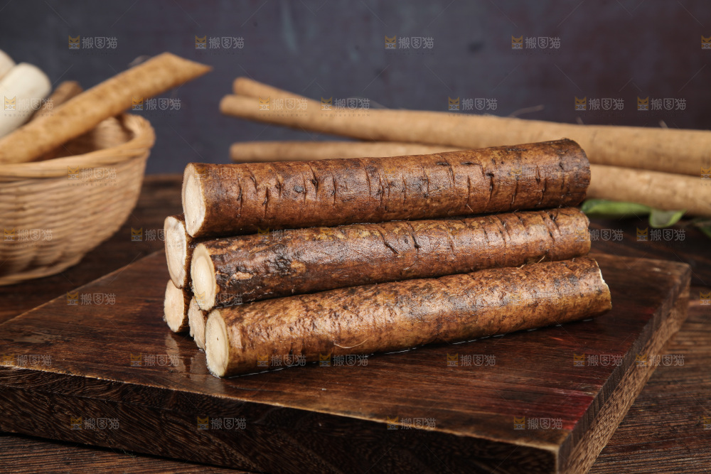 木板上放着新鲜牛蒡根