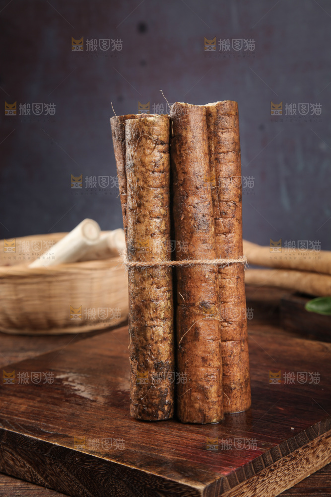 木板上放着新鲜牛蒡根
