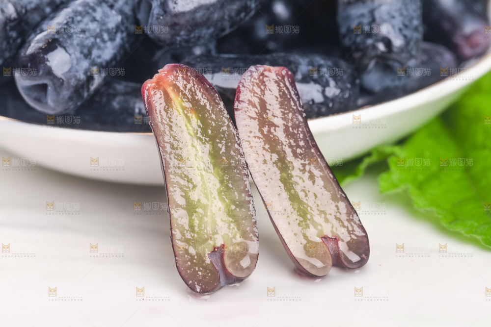 亮底上的无籽蓝宝石葡萄