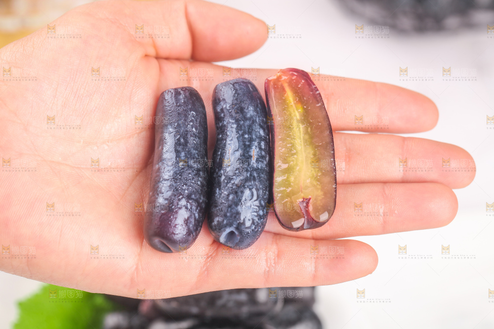 手里拿着蓝宝石葡萄