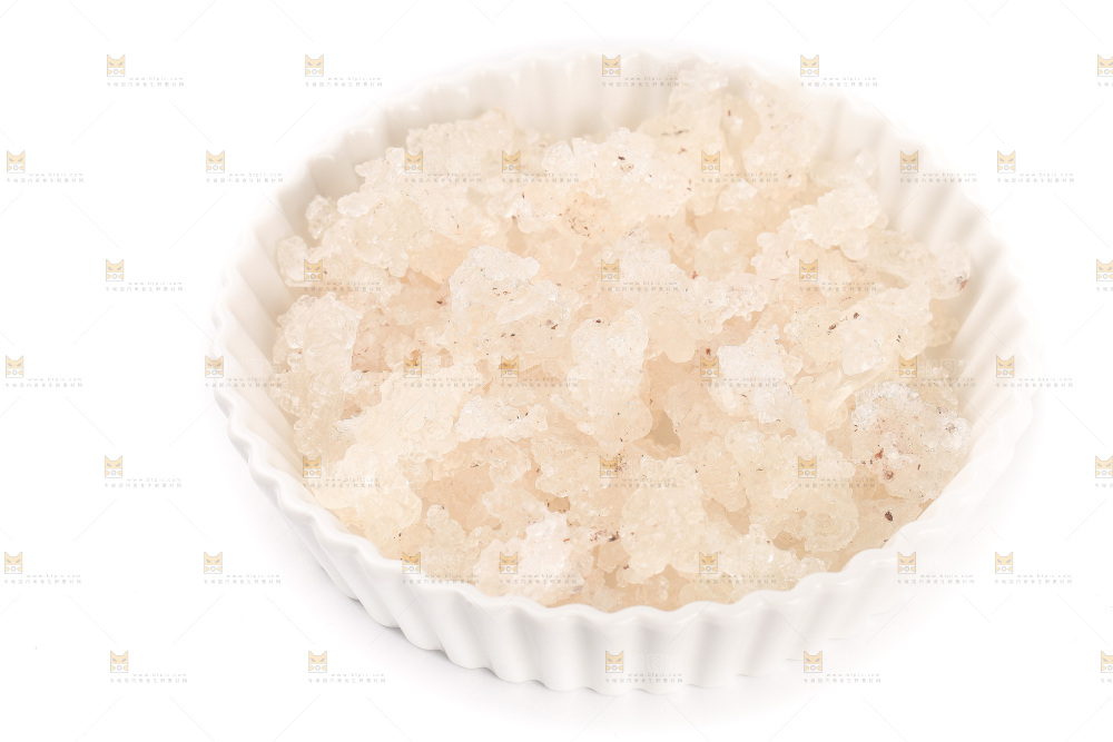 白底上放着一盘雪燕