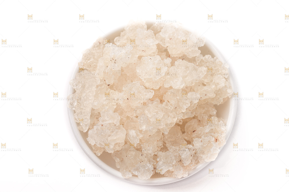 白底上放着一盘雪燕
