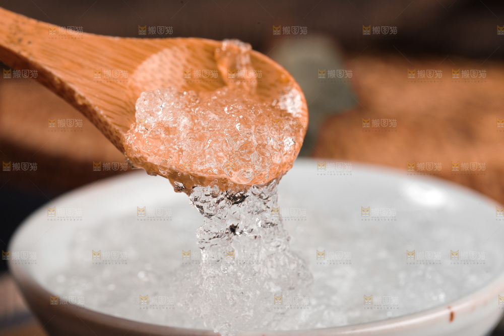 勺子上舀着拉丝雪燕