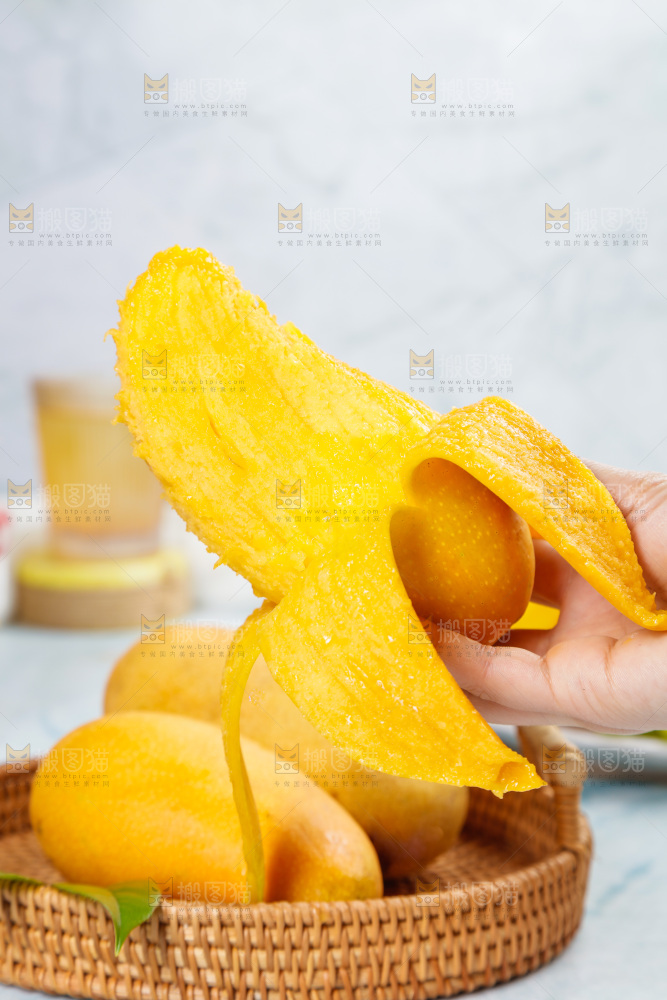 手里拿着金煌芒果