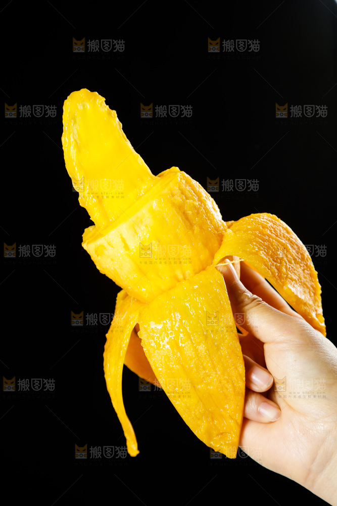 手里拿着金煌水仙芒