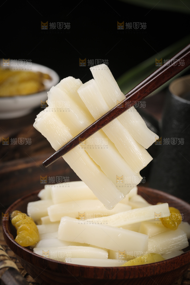 筷子上夹着泡笋